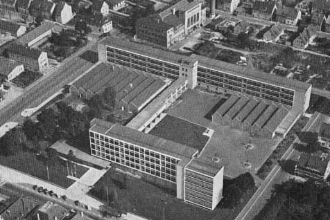 Luftbild 1953 der neuen Gewerbeschule in der Paulinenstraße