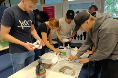 Schüler-im-Druckworkshop-bei-der-Arbeit-4