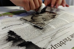 Schüler-im-Druckworkshop-bei-der-Arbeit-9