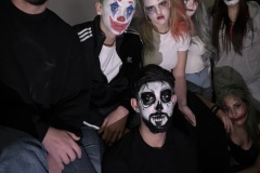 Schaurig-schoen-geschminkte-Schuelerinnen-und-Schueler-1