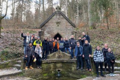 Gruppenbild Schüler an einem Brunnen