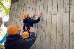 Schüler an Kletterwand