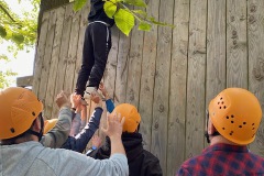 Schüler überwindet Hindernis