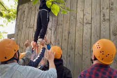 Schüler überwindet Hindernis