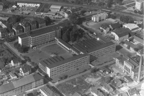 Luftbild 1953 der neuen Gewerbeschule in der Paulinenstraße