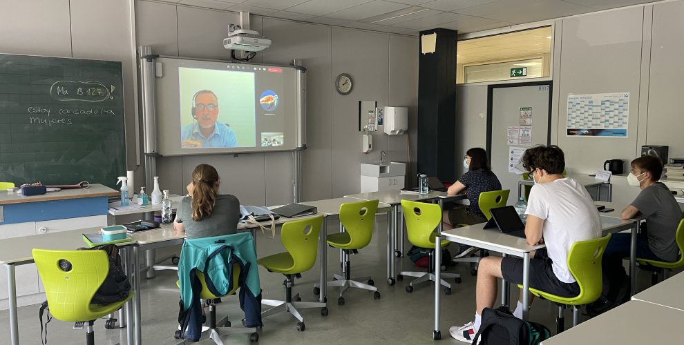 Schüler/innen bei der Studienberatung am technischen Gymnasium